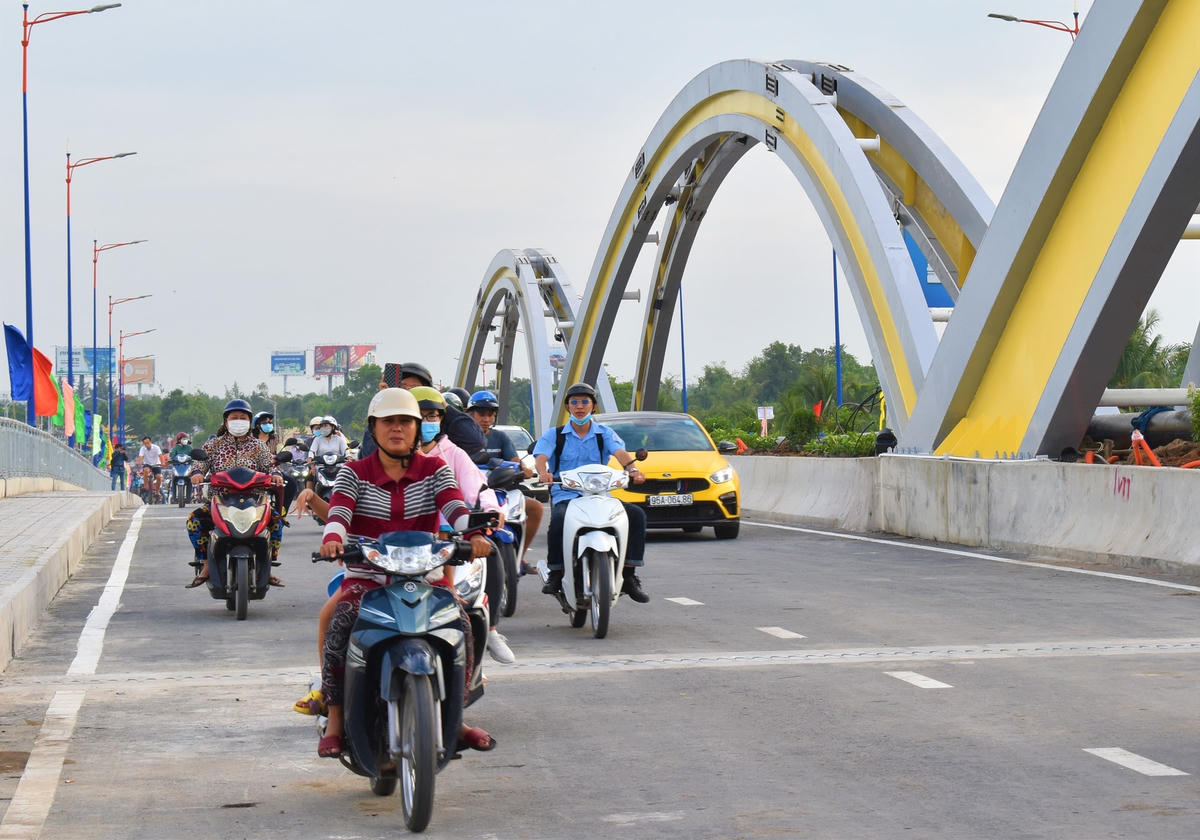 Công trình có tổng chiều dài gần 870m, với quy mô 4 làn xe, 2 chiều riêng biệt.