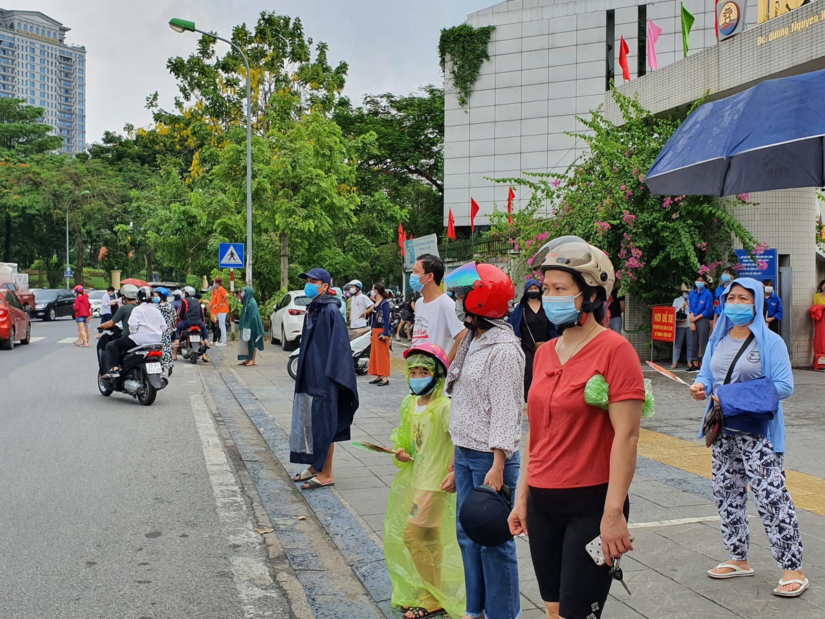 Sáng mai, 13/6, các thí sinh sẽ làm bài thi của hai môn còn lại là Toán và Lịch sử.