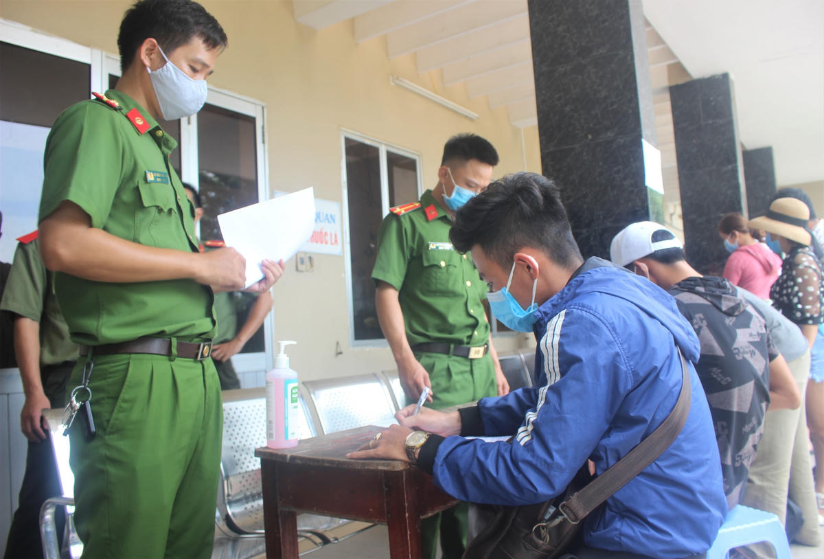 Các hành khách đến Quảng Nam khai báo y tế phòng chống dịch Covid-19.