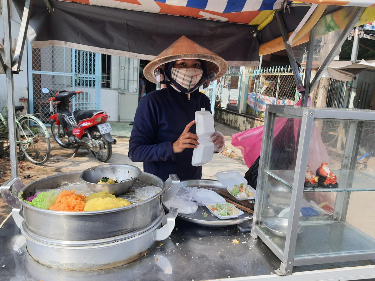 Chị Tím bên chiếc xe đẩy bán xôi, bánh hàng ngày.