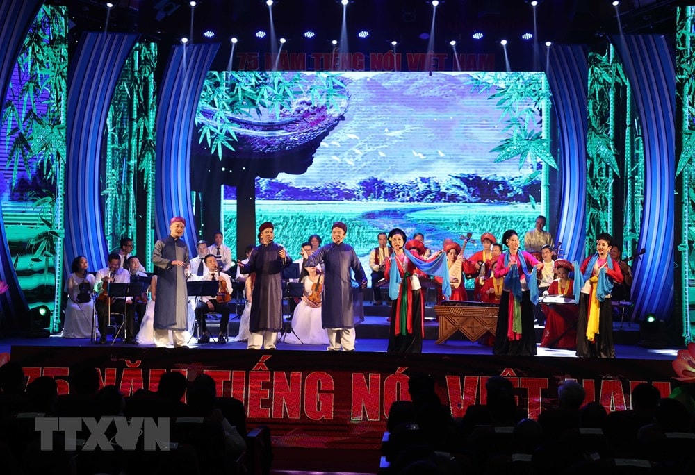 The cultural show celebrates the 75th anniversary of the Establishment of the Voice of Vietnam (September 7, 1945 - September 7, 2020). (Photo: Thong Nhat / VNA).