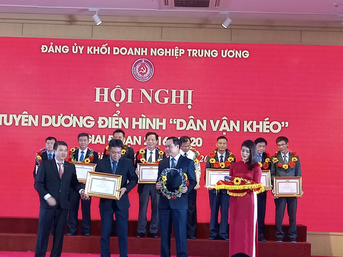 Đảng ủy Khối Doanh nghiệp Trung ương tặng bằng khen cho các tập thể, cá nhân xuất sắc.