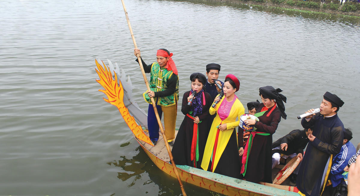 Hát quan họ ngày xuân ở làng Ngang Nội - quê hương của nghệ nhân Nguyễn Đức Sôi. Ảnh: Hoàng Thu Phố.