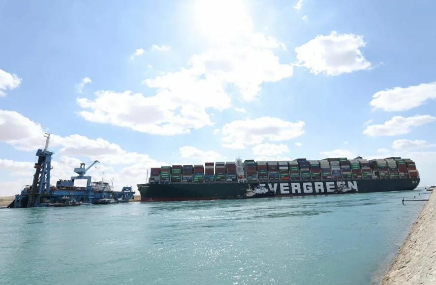 Tàu Ever Given, một trong những tàu container lớn nhất thế giới, được nhìn thấy sau khi mắc cạn ở kênh đào Suez, Ai Cập.