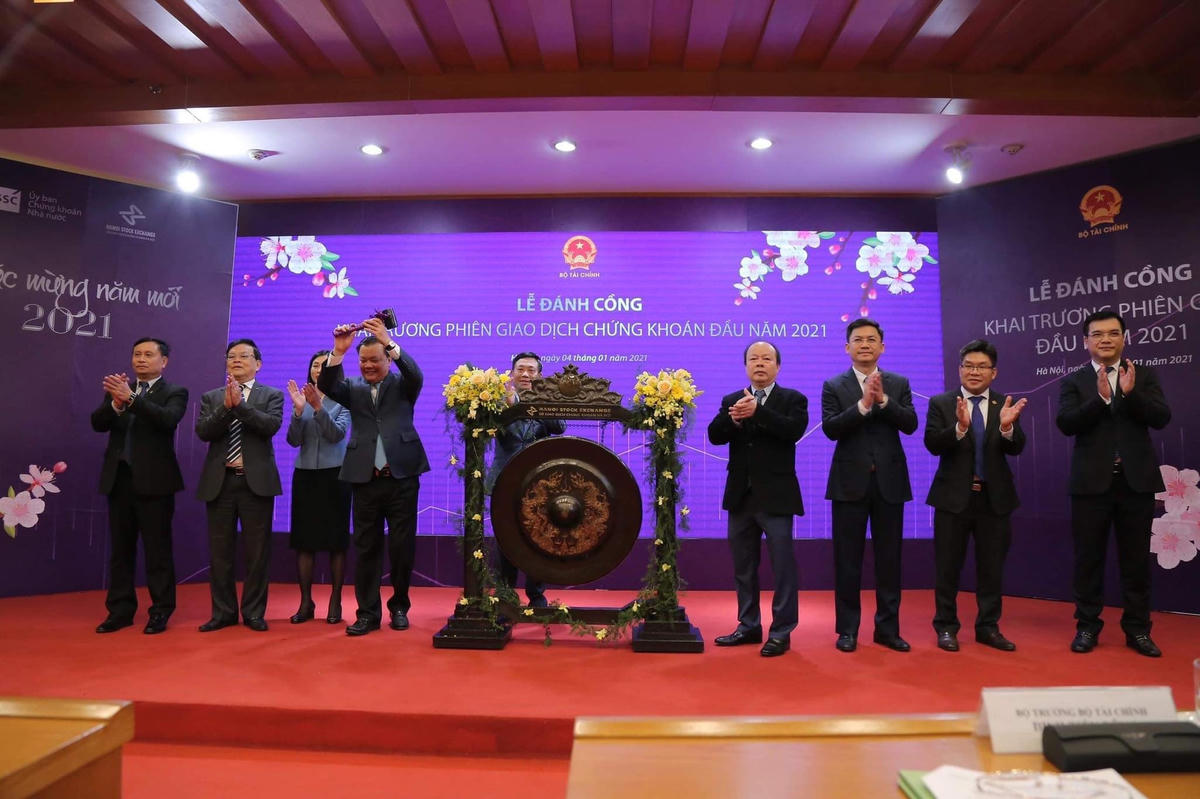 Các đại biểu thực hiện nghi thức đánh cồng khai trương phiên giao dịch đầu năm 2021. 