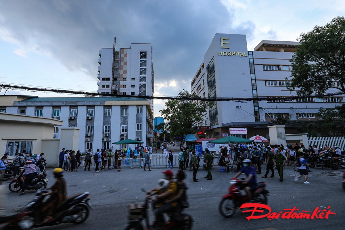 Đến chiều tối vẫn nhiều người ngóng chờ kết quả xét nghiệm của bệnh nhân 944.