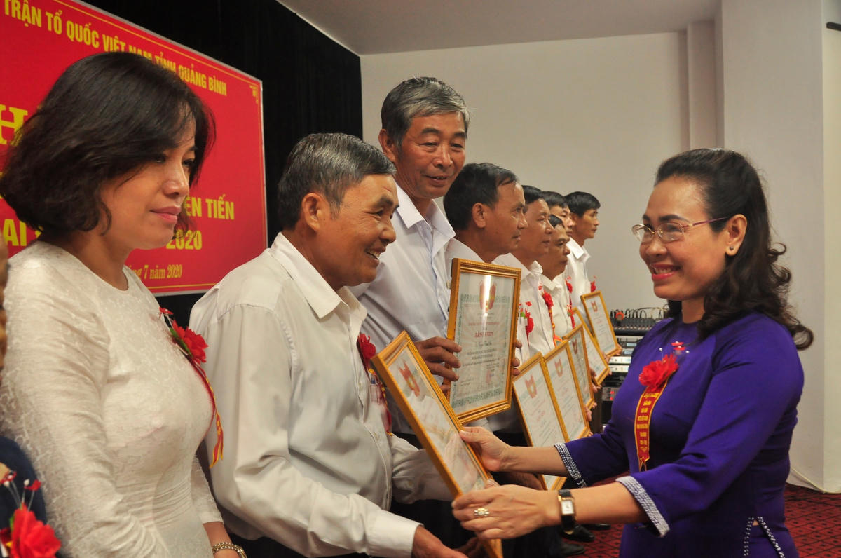 Bà Phạm Thị Hân- Chủ tịch Ủy ban MTTQ Việt Nam tỉnh Quảng Bình tặng Bằng khen cho các cá nhân, tập thể xuất sắc trong thực hiện phong trào thi đua yêu nước của Mặt trận tỉnh Quảng Bình.