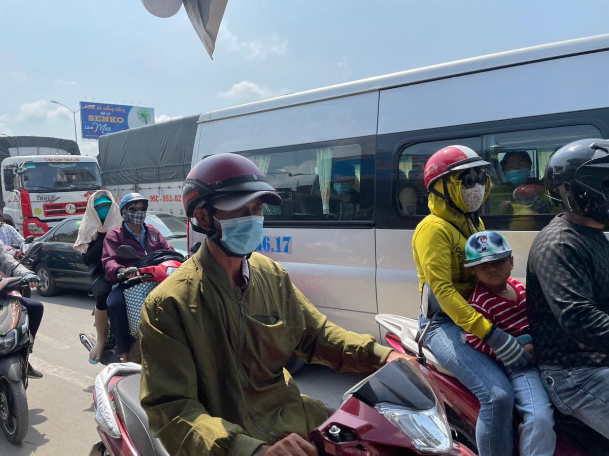 Người dân mệt mỏi chờ hết kẹt xe tại tuyến đường tránh Cai Lậy. Ảnh: TL.
