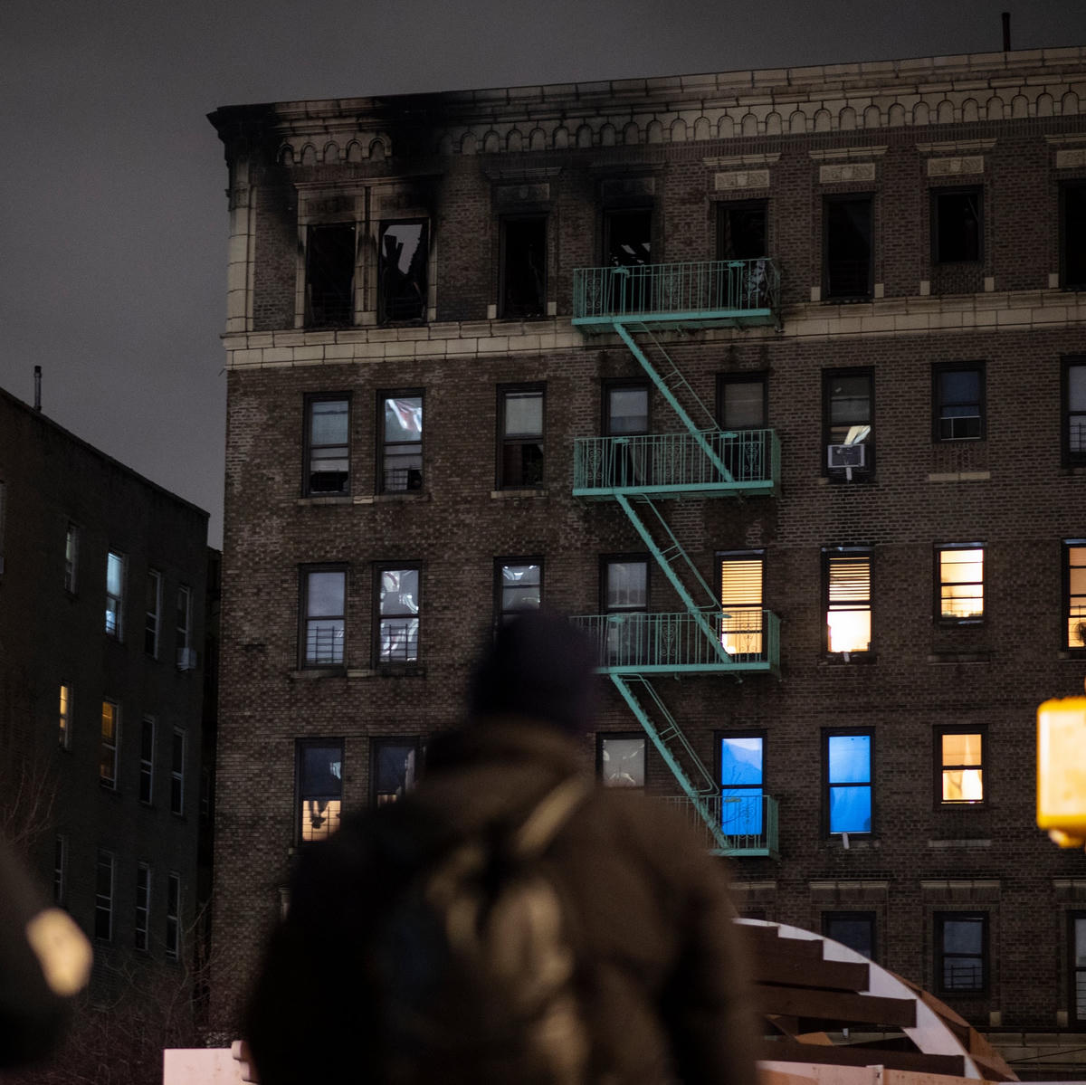 Tòa nhà cao tầng Bronx loang lổ những vết đen sau đám cháy. Ảnh: The New York Times.