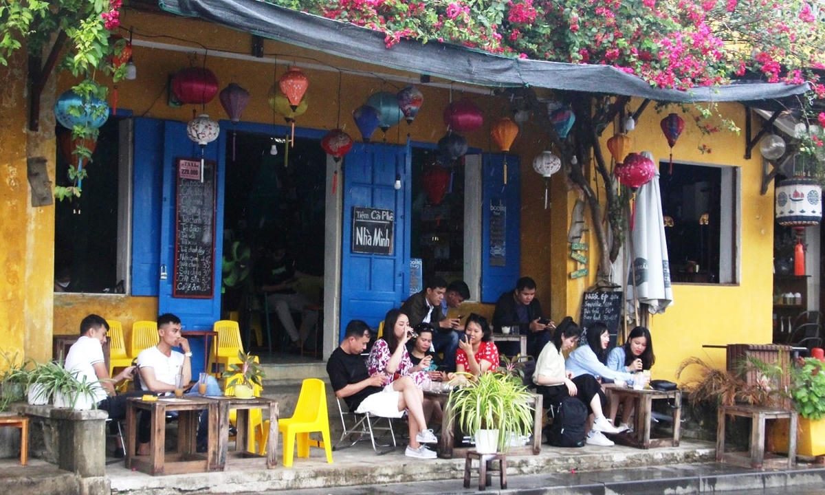Các quán cà phê ở phố cổ Hội An đông khách du lịch.
