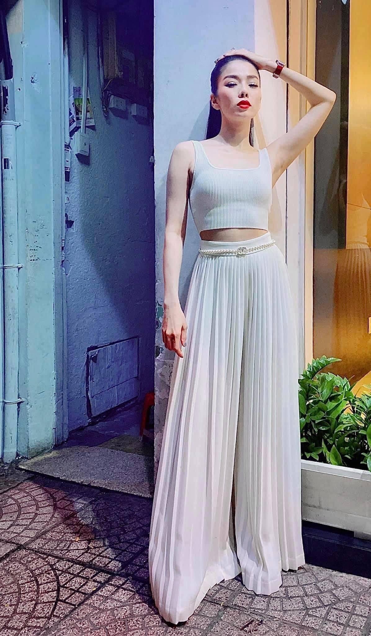 "Nữ hoàng phòng trà" thường xuyên kết hợp áo crop - top với quần ống rộng hợp thời trang.