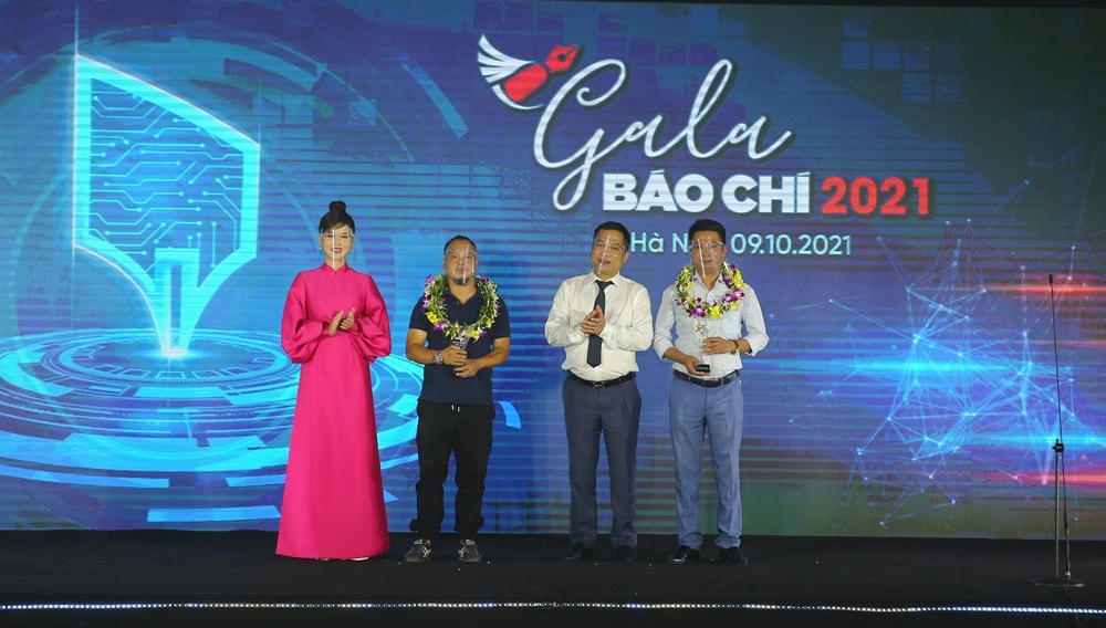 Ông Nguyễn Hồng Sâm - Tổng Giám đốc Cổng TTĐT Chính phủ và MC Vũ Thu Hoài công bố và trao giải cho hai tác giả đoạt giải B “Khoảnh khắc báo chí 2020” cho 2 tác giả. Ảnh: Sơn Hải