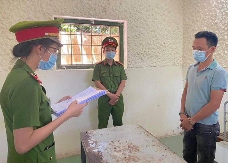 Cảnh sát điều tra Công an huyện Hòa Vang (Đà Nẵng) đọc lệnh khởi tố, bắt giam đối với Nguyễn Văn Tuấn. Ảnh: Công an huyện Hòa Vang cung cấp.