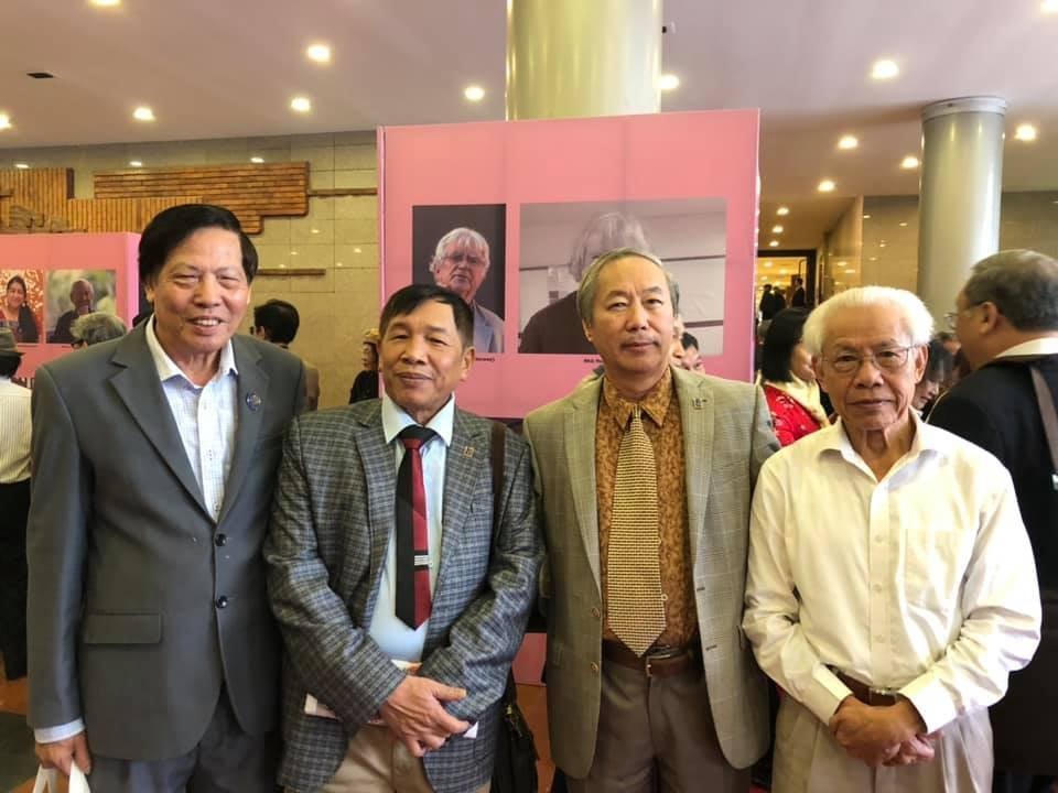 Nhà thơ Nguyễn Vũ Tiềm (bên trái) và đồng nghiệp. (Ảnh tư liệu).