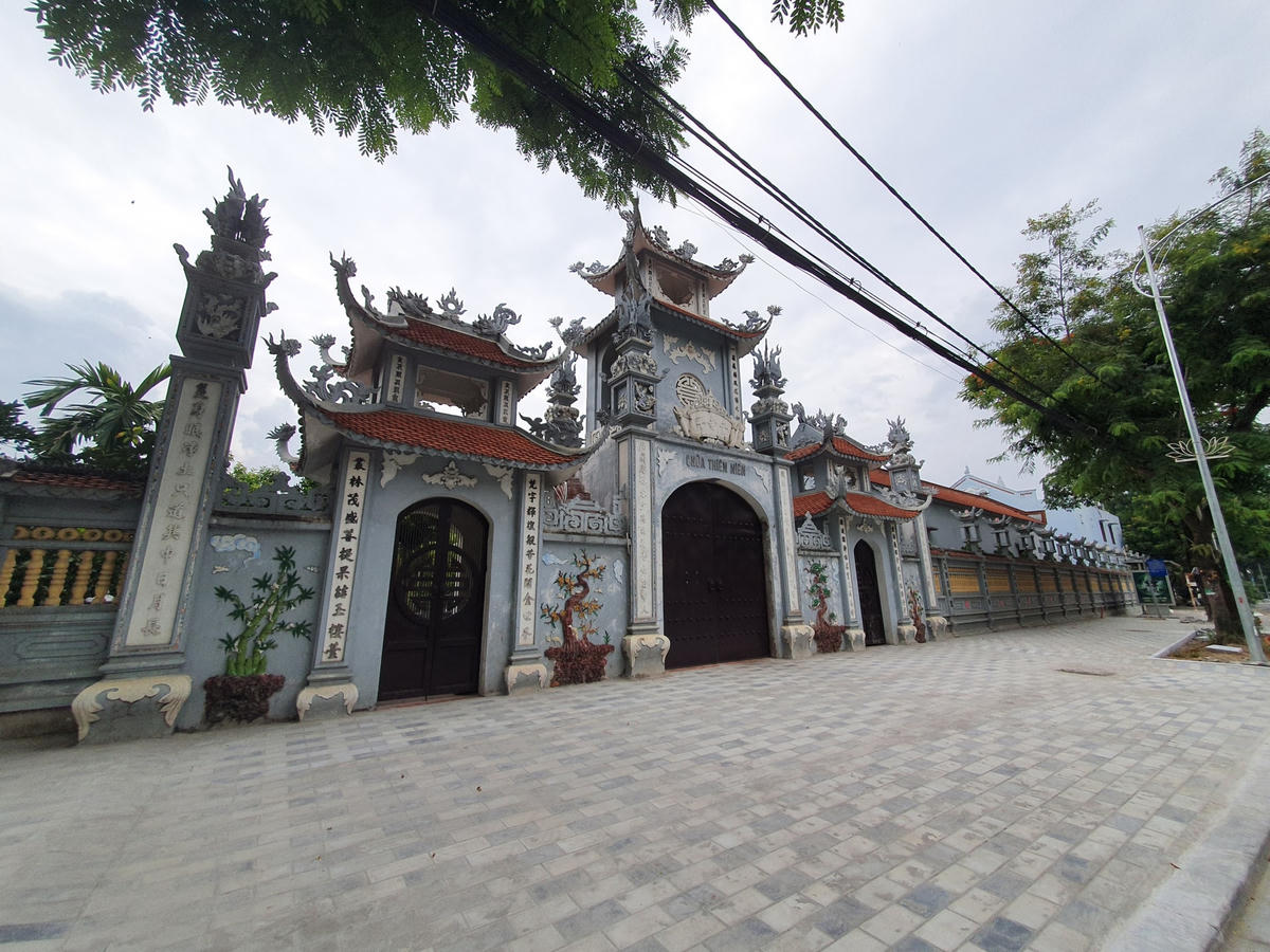 Chùa Thiên Niên trên đường Lạc Long Quân cũng trầm mặc ngày đầu tháng.