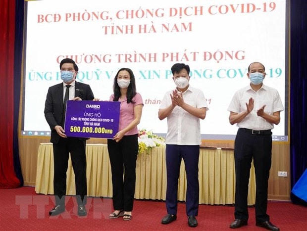 Doanh nghiệp ủng hộ Quỹ vaccine phòng Covid-19 tỉnh Hà Nam. Ảnh: Nguyễn Chinh/TTXVN.