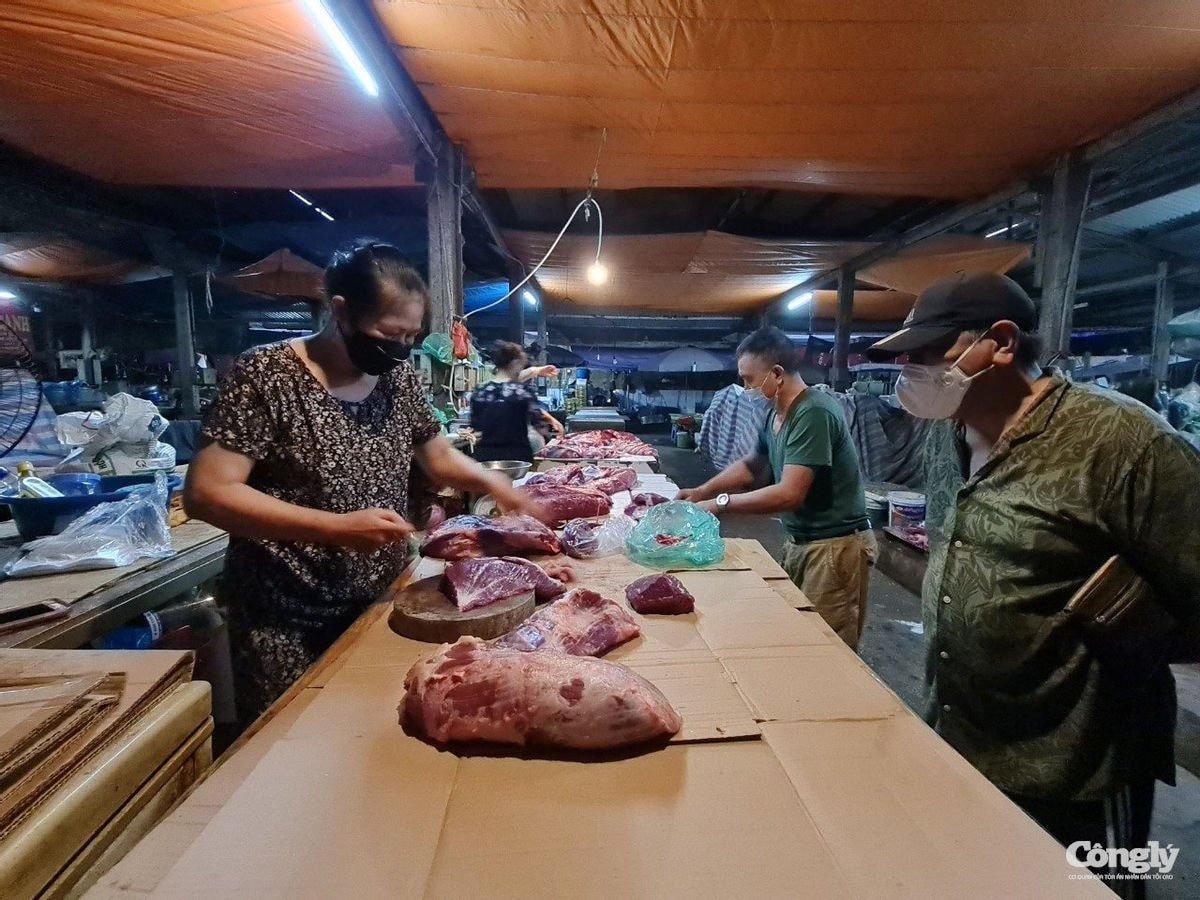 Gần 5 giờ sáng, những hàng thực phẩm bên trong chợ Láng Hạ đã bắt đầu có khách. Ảnh: Báo Công Lý.