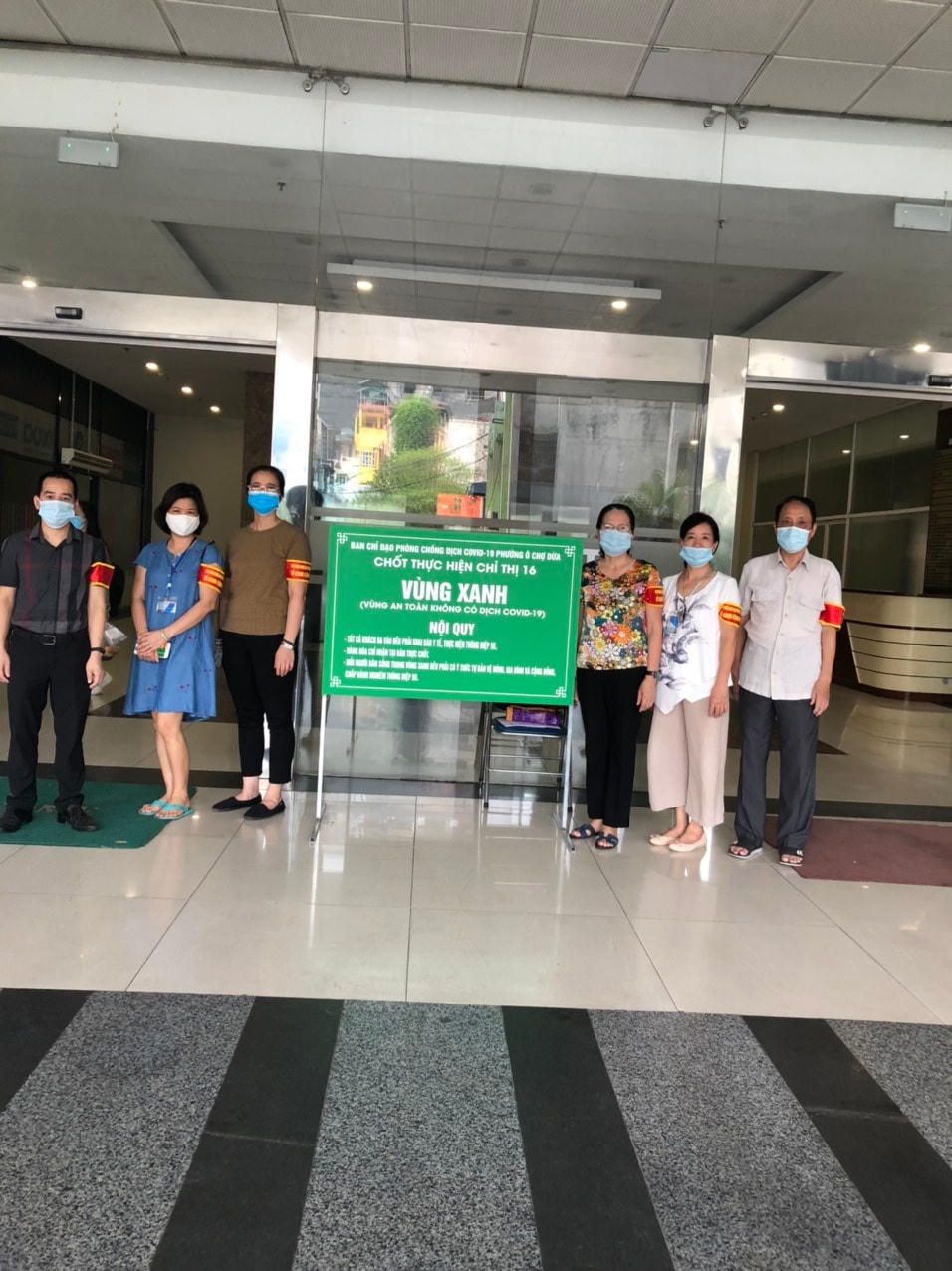 Tại các chốt “vùng xanh” luôn có ban quản lý tòa nhà túc trực 24/24. 