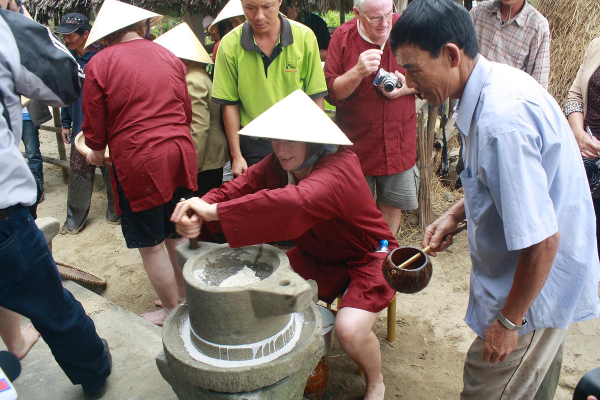 Du khách học xay bột làm bánh trong một tour du lịch tại Quảng Nam.