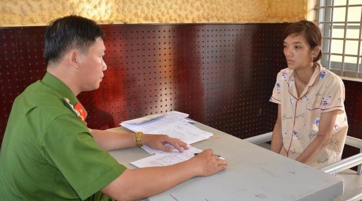 Đỗ Thị Yến Nhi làm việc với Cơ quan CSĐT. Ảnh: Công an Bến Tre.