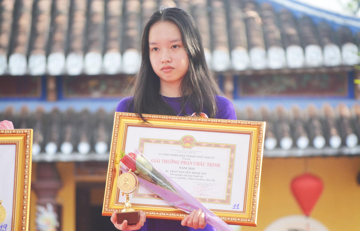 Em Trần Nguyễn Minh Thư, một trong 68 cá nhân xuất sắc được nhận giải thưởng Phan Châu Trinh lần này.