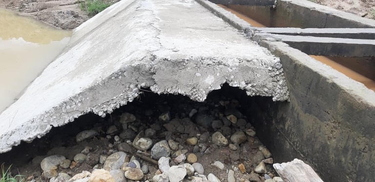 Nhiều điểm bị xói mòn làm chỉ có lớp bê tông xi măng trên mặt.