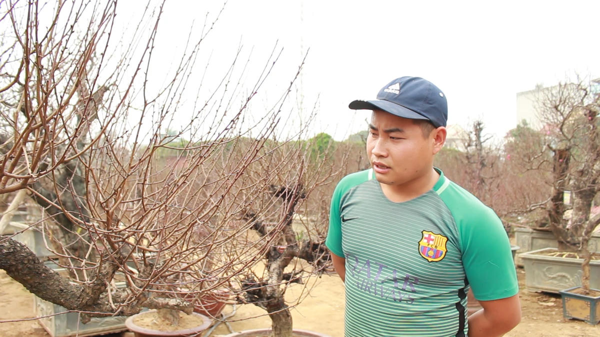 Anh Đô hào hứng giới thiệu về những thế đào. (Ảnh: Trang Ngân).