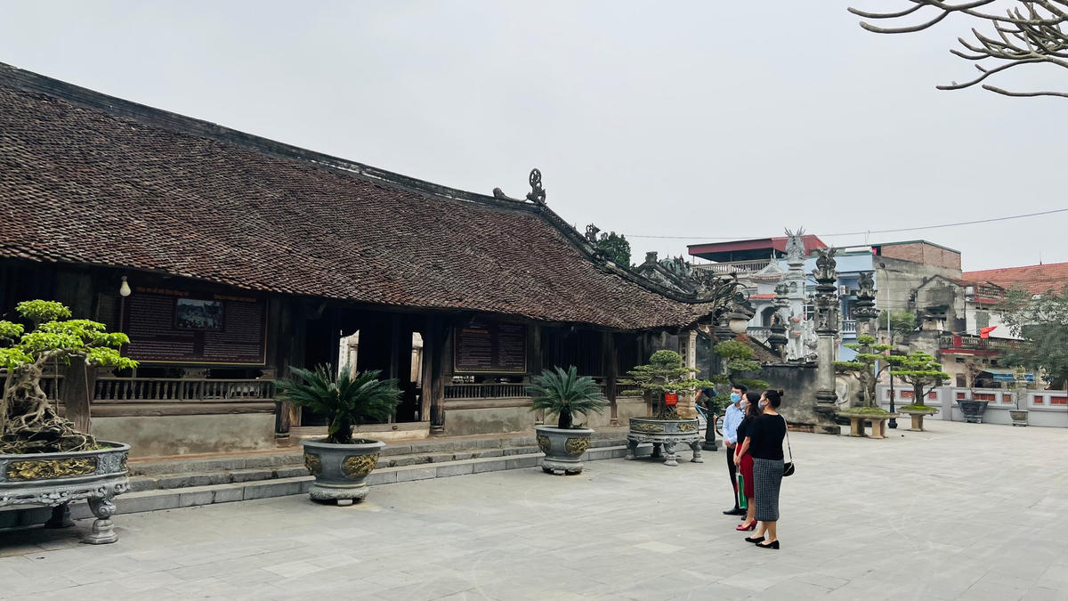 Du khách đến thăm đình làng Hùng Lô (TP Việt Trì, Phú Thọ).