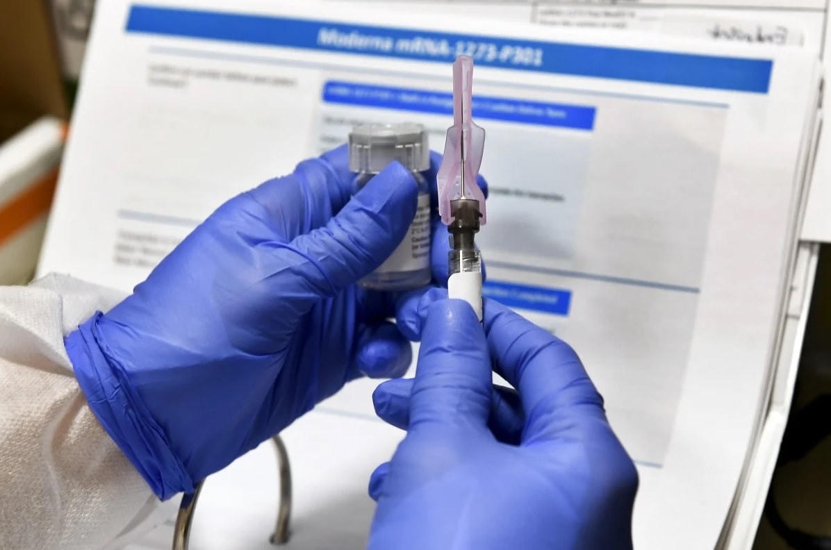 Y tá chuẩn bị tiêm vaccine thử nghiệm cho tình nguyện viên tại cơ sở của Moderna. (Nguồn: SCMP).