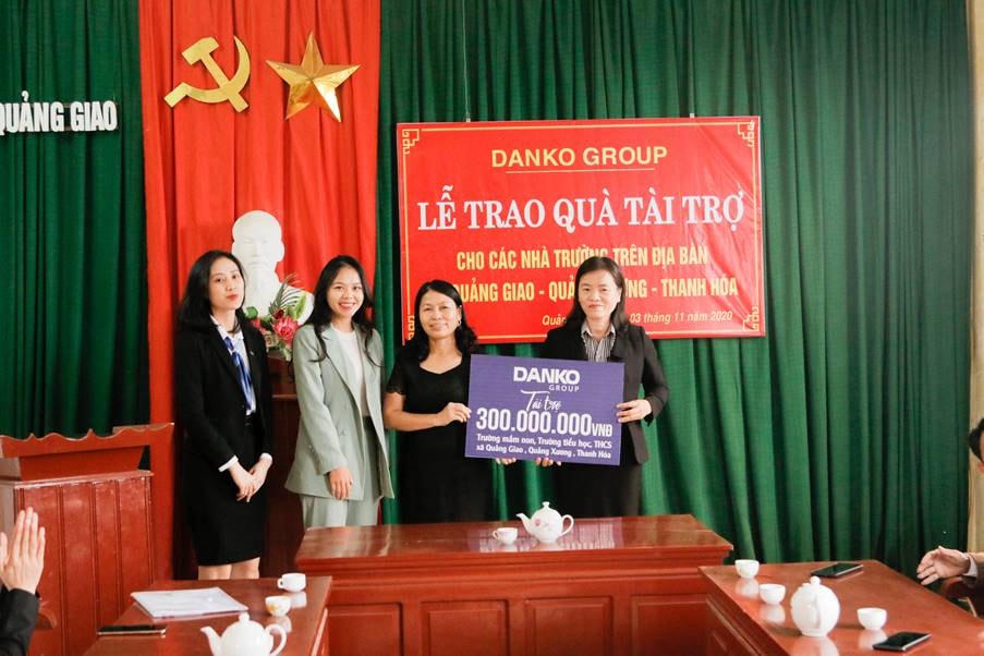 Đại diện các nhà trường nhận tài trợ từ Quỹ học bổng Danko.