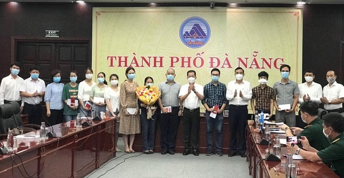 Lãnh đạo TP Đà Nẵng và 10 y, bác sĩ của TP  này, lên đường hỗ trợ tỉnh Bắc Giang. Nguồn ảnh Sở Y tế Đà Nẵng.