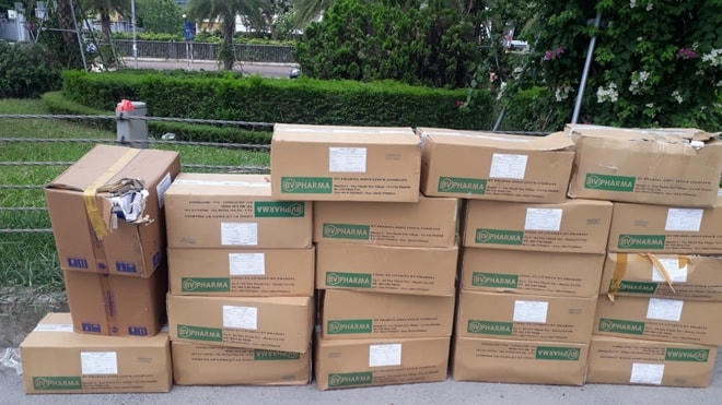 Gần 20 thùng carton chứa thuốc tây y đã hết hạn sử dụng vứt bỏ tại Đại lộ Thăng Long.