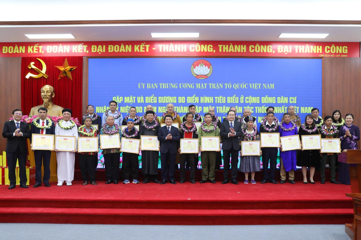 Chủ tịch Trần Thanh Mẫn; Phó Chủ tịch - Tổng Thư ký Hầu A Lềnh cùng các điển hình tiêu biểu được tặng Bằng khen.