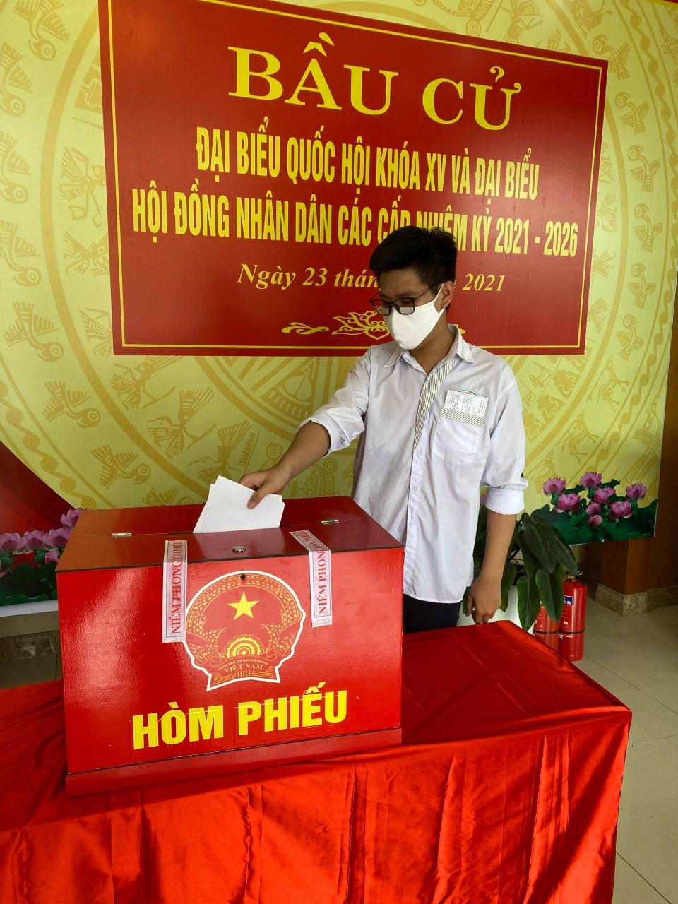 Sáng nay, cử tri Trần Đức Thắng, 18 tuổi, ở Phường Thống Nhất, TP Nam Định, HS trường THPT Nguyễn Khuyến lần đầu thực hiện quyền bỏ phiếu bầu cử. 