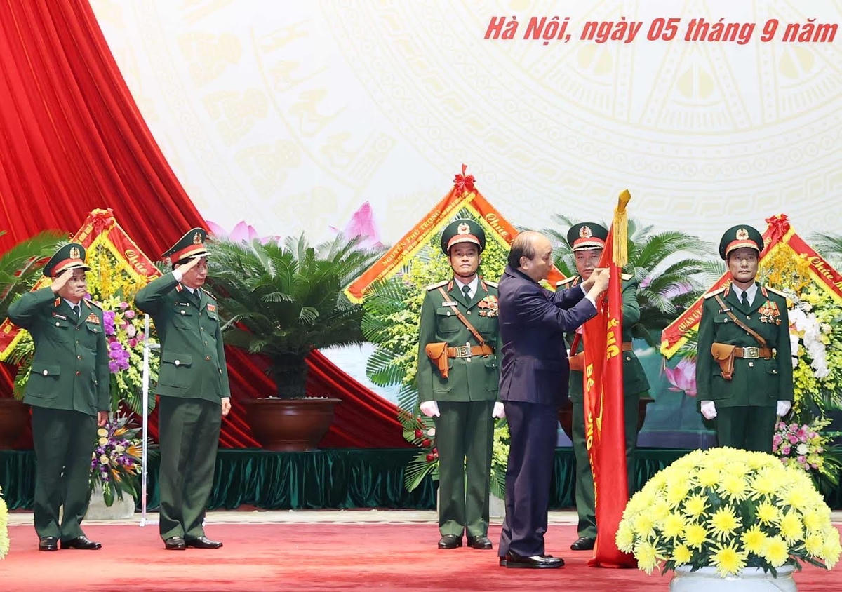 Thủ tướng Nguyễn Xuân Phúc trao Huân chương Bảo vệ Tổ quốc hạng Nhất của Chủ tịch nước tặng Bộ Tổng tham mưu Quân đội nhân dân Việt Nam. Ảnh VGP/Quang Hiếu.