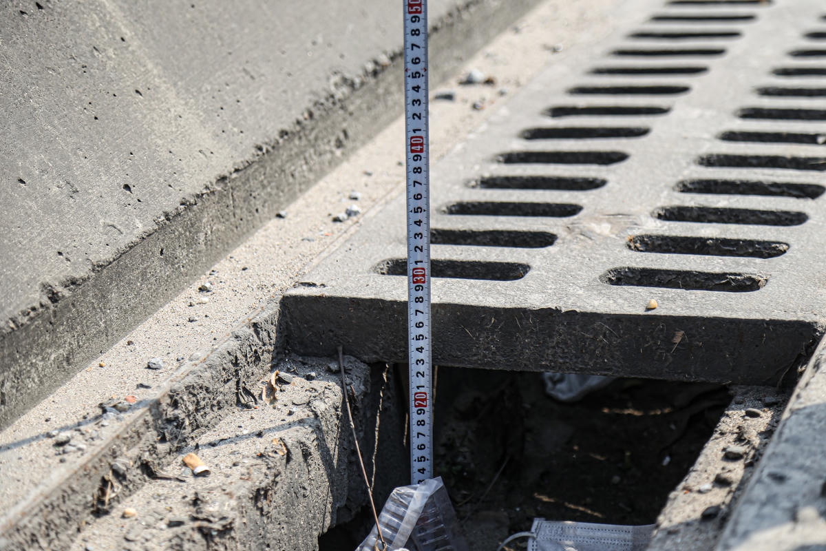 Những hố ga không nắp này có độ sâu khoảng 30cm.