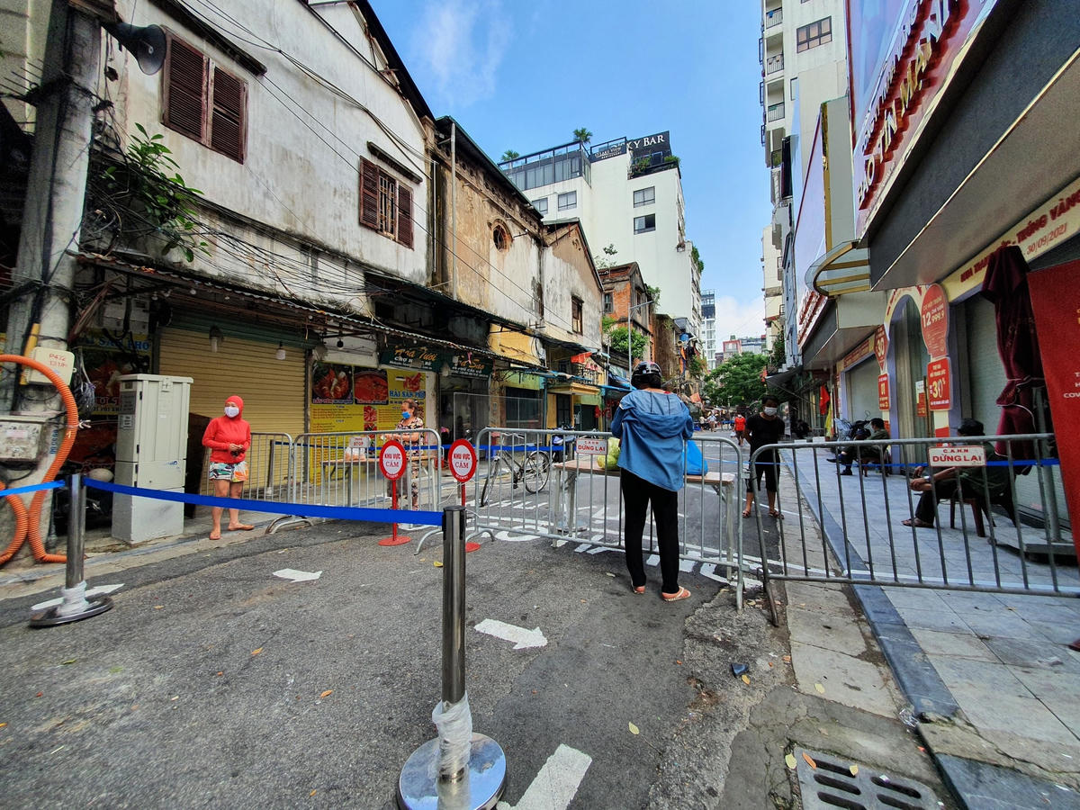 'Chợ nhà giàu' Hà Nội đìu hiu sau ngày mở cửa trở lại