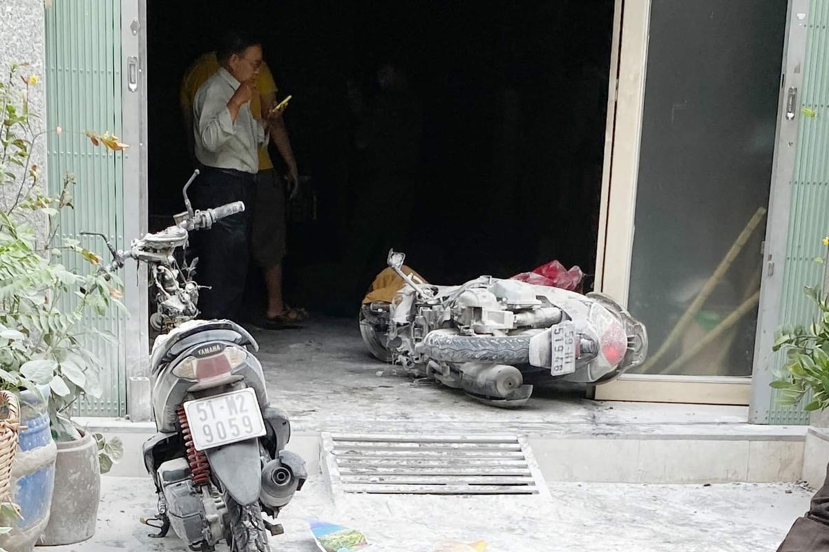 Người dân phá cửa chữa cháy. Ảnh: TL.