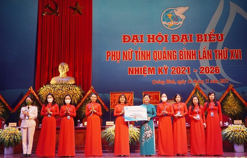 Thông qua Hội LHPN tỉnh Quảng Bình, Phó Chủ tịch Ủy ban Trung ương Hội LHPN Việt Nam Trần Thị Hương trao quà cho trẻ em bị ảnh hưởng bởi dịch bệnh Covid-19.