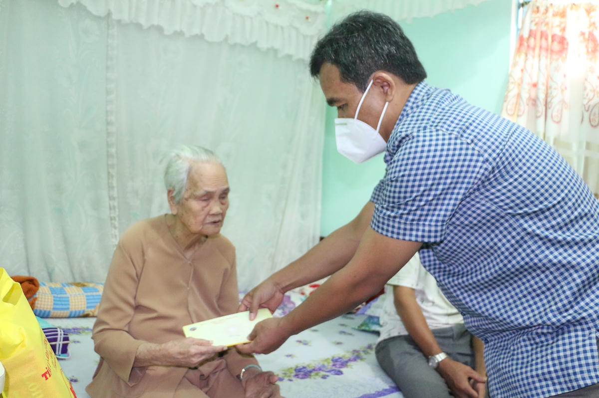 Bí thư Tỉnh ủy Hồ Văn Niên tặng quà Mẹ Việt Nam Anh hùng tại TP Pleiku.