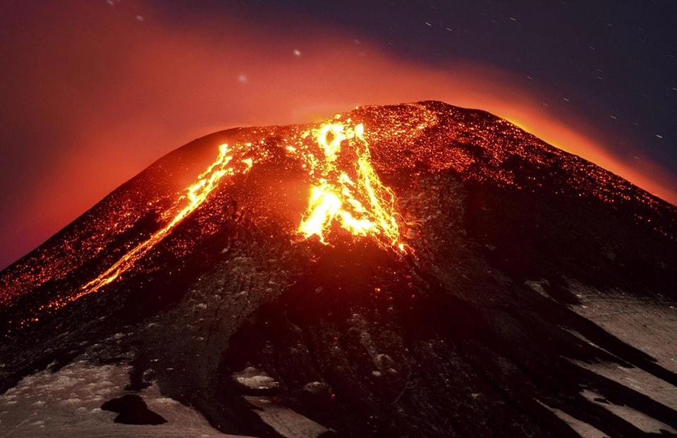 ​7. Núi Villarica phun trào gần Pucón, Chile, ngày 03 tháng 03 năm 2015. Ảnh Lautaro Salinas / AP.