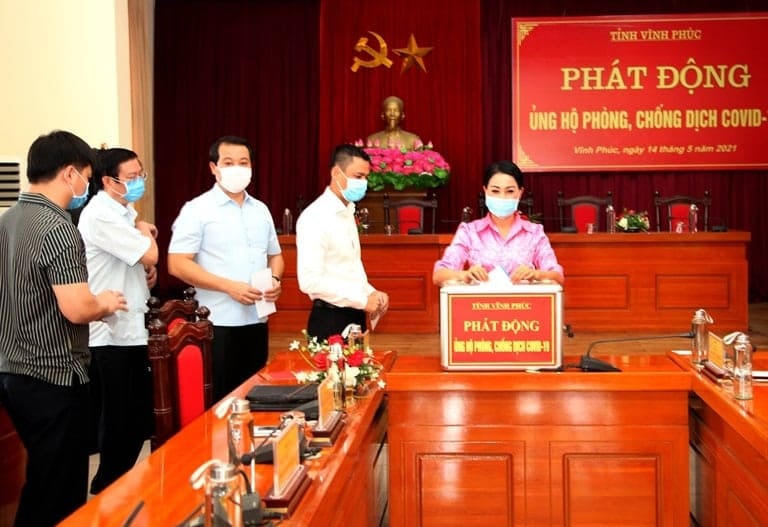 Các đại biểu tham gia ủng hộ phòng, chống dịch.