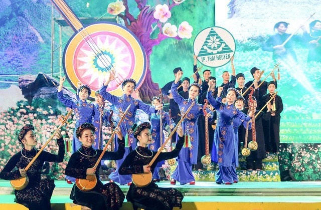 Biểu diễn hát Then trong một kỳ liên hoan.