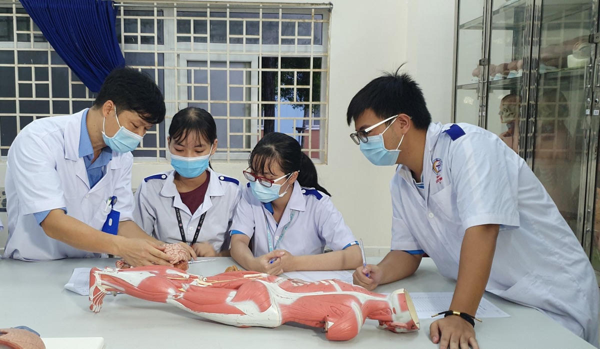 Sinh viên Trường ÐH Y Dược Cần Thơ trong giờ học giải phẫu. Ảnh: B.NG.