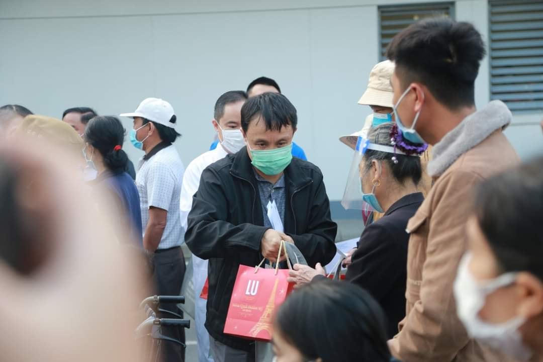 GS.TS Phạm Như Hiệp, Giám đốc Bệnh viện Trung ương Huế tặng quà cho Tết cho các bệnh nhân nghèo trước khi lên xe để về quê.