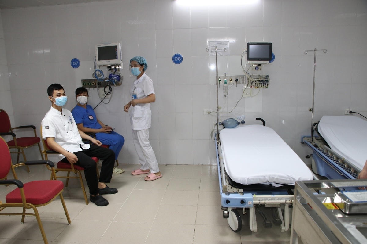Cán bộ, nhân viên y tế được theo dõi sức khỏe sau tiêm.