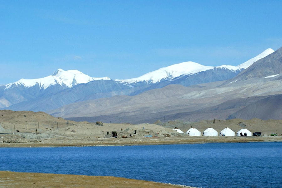 Hồ Karakul - ‘Biển Chết của châu Á’, là một hồ nước mặn rộng lớn ở vùng núi Pamir, Tajikistan. Ảnh: Daily Mail.