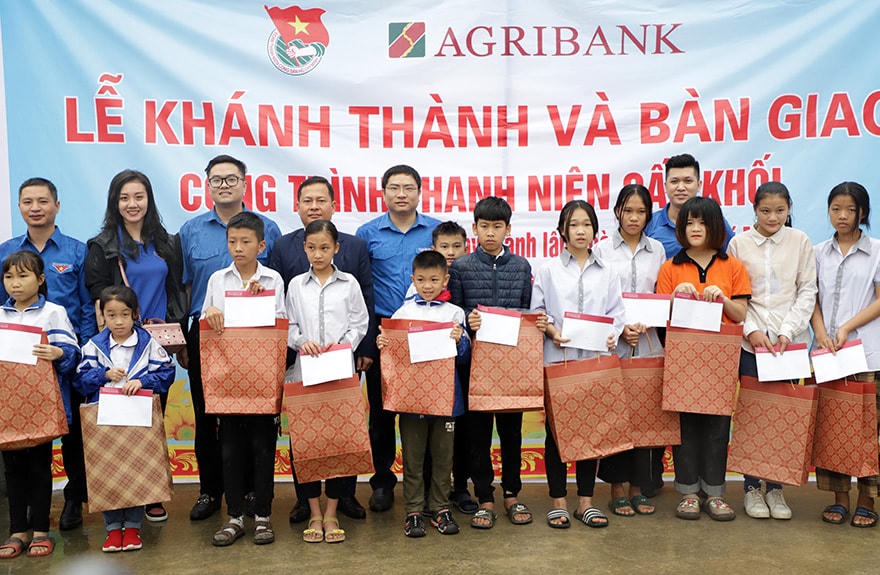 Với tinh thần “Đâu cần thanh niên có, đâu khó có thanh niên”, phát huy nhiệt huyết tuổi trẻ, Đoàn Thanh niên Agribank luôn chủ động thể hiện vai trò xung kích, với nhiều hoạt động vì cộng đồng, các chương trình an sinh xã hội tình nguyện tại các vùng sâu, vùng xa của nhiều miền quê của toàn quốc, cùng sự chung tay, góp sức của các tổ chức Đoàn tại các chi nhánh trong toàn hệ thống, qua đó, góp phần quảng bá thương hiệu Agribank tới cộng đồng.