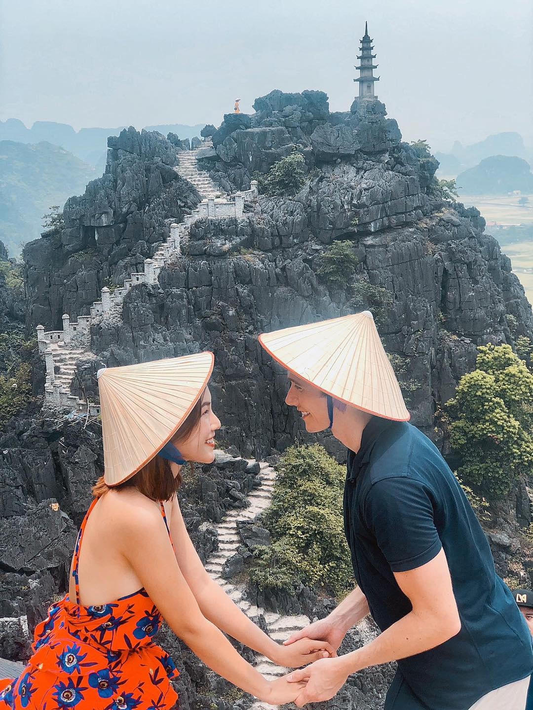 Hoàng Oanh đã tìm được bến đỗ hạnh phúc bên chồng Tây - Jack Cole. Ảnh: FBNV.