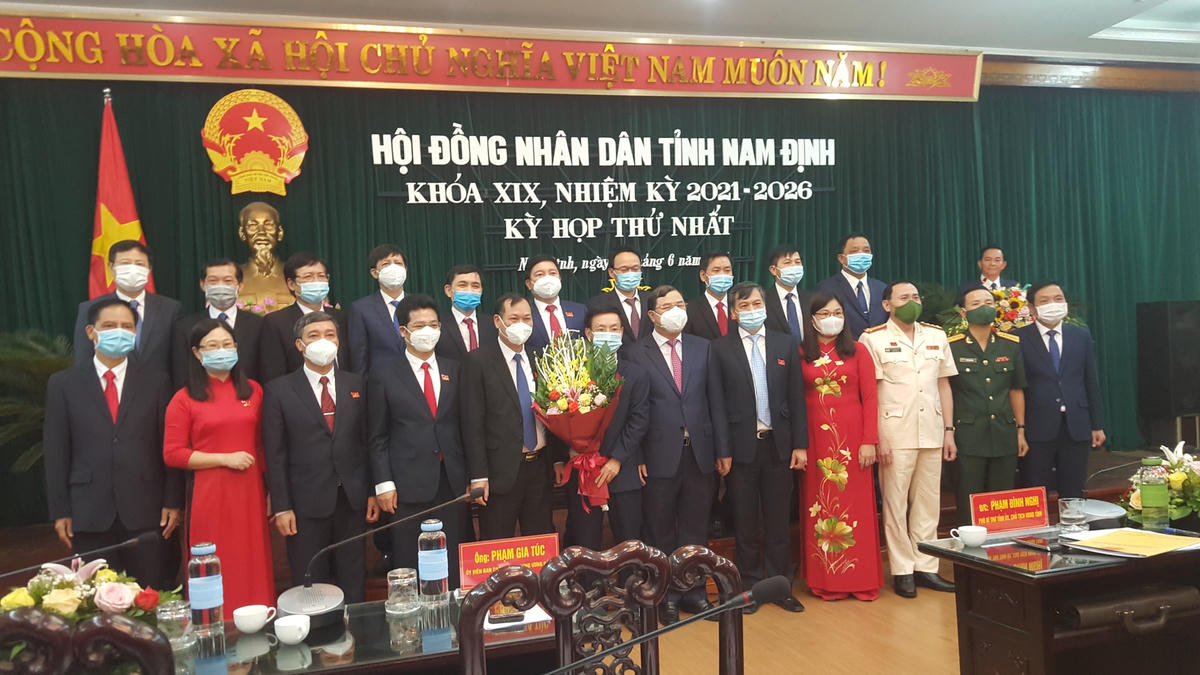 Bí thư Tỉnh ủy Phạm Gia Túc, Chủ tịch HĐND tỉnh Lê Quốc Chỉnh chúc mừng các lãnh đạo UBND tỉnh, các Ủy viên UBND tỉnh Nam Định vừa được bầu.